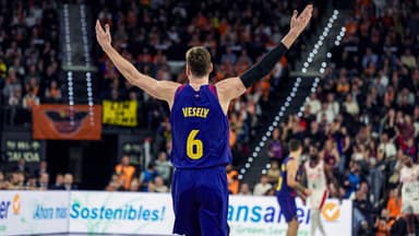 Jan Vesely levanta los brazos