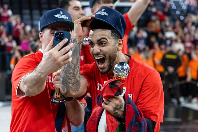 Howard: "somos los reyes de España"