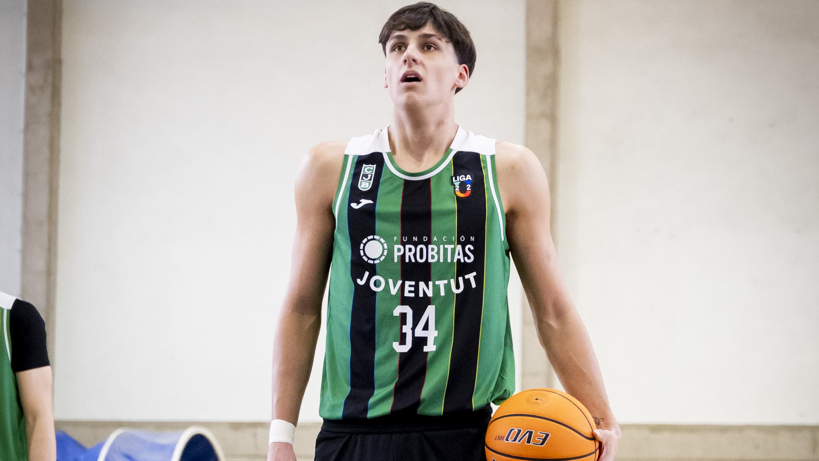 Diego Niebla se dispone a lanzar un tiro libre