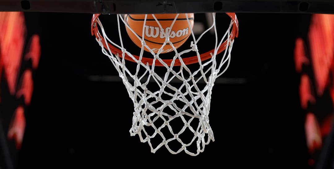 Balón entrando a canasta