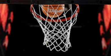 Balón entrando a canasta