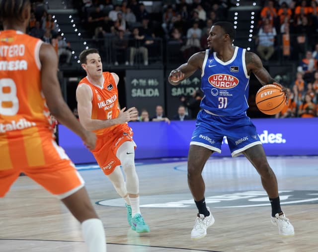 Ennis: 100 partidos en Murcia