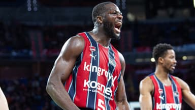 Eugene Omoruyi celebra una canasta