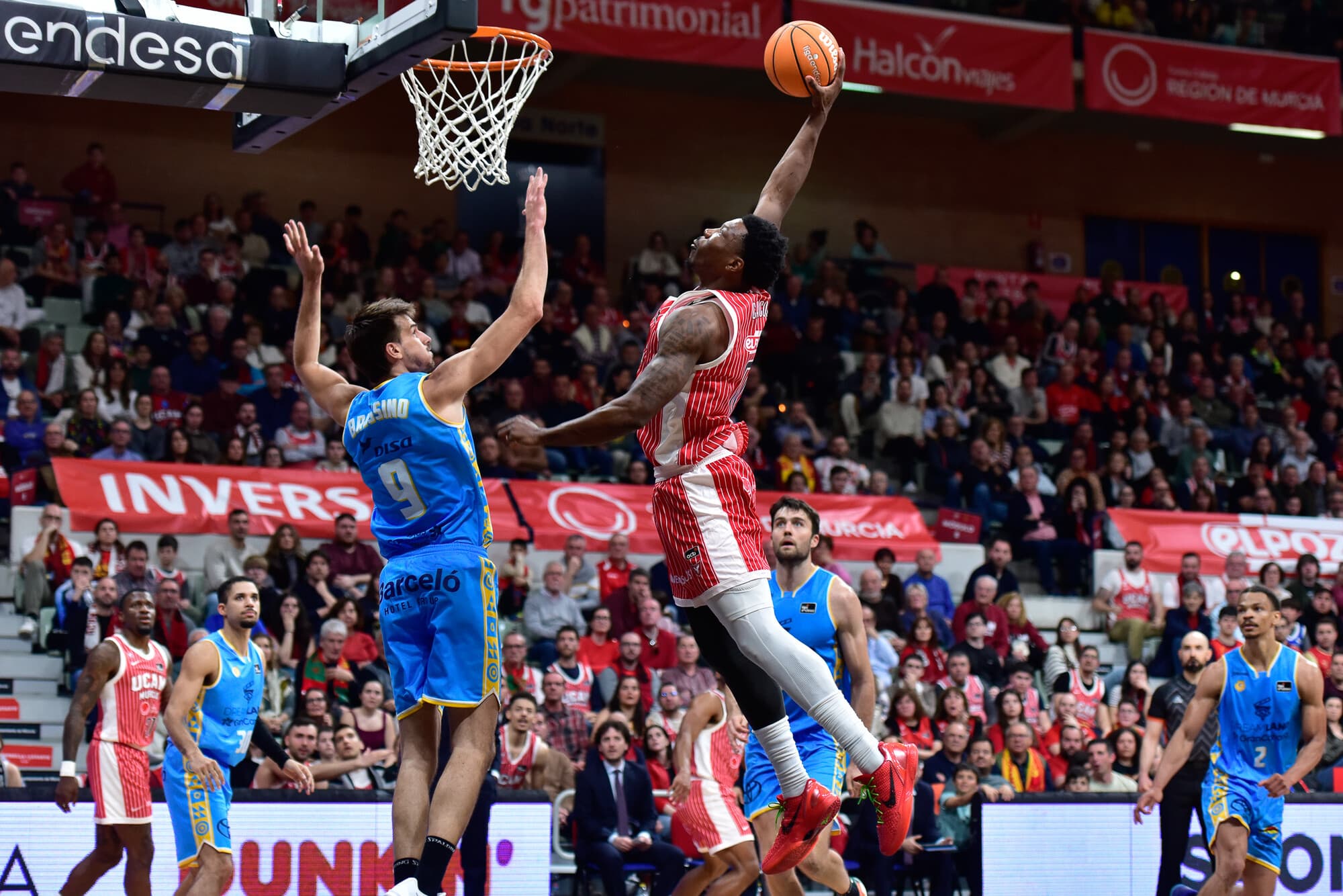 Devontae Cacok machacando ante Nico Brussino