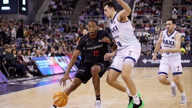 Javan Johnson con el balón