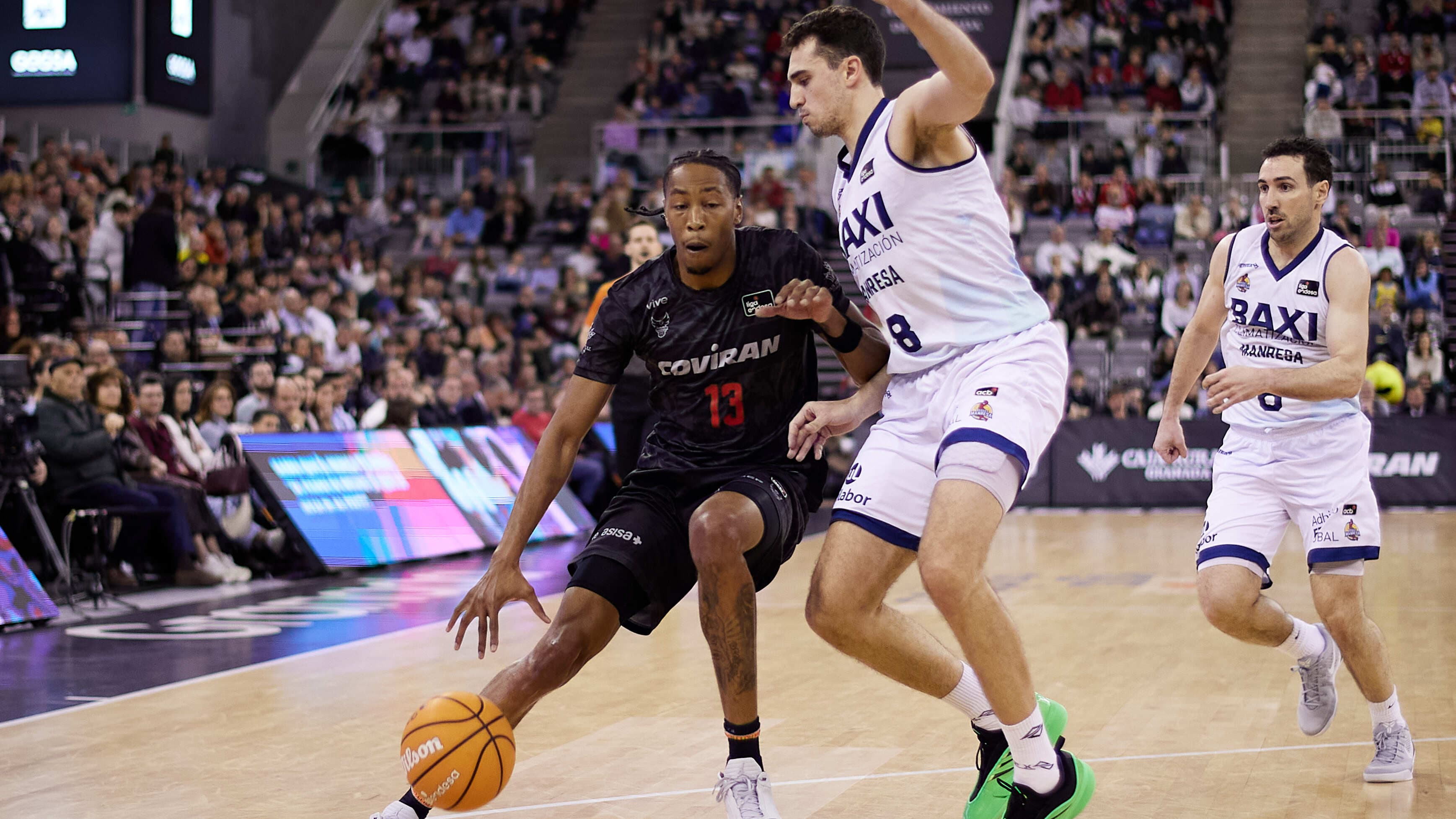 Javan Johnson con el balón