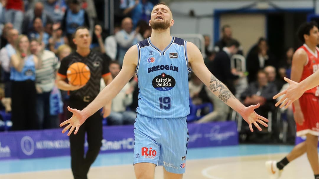 Mavra celebra una canasta