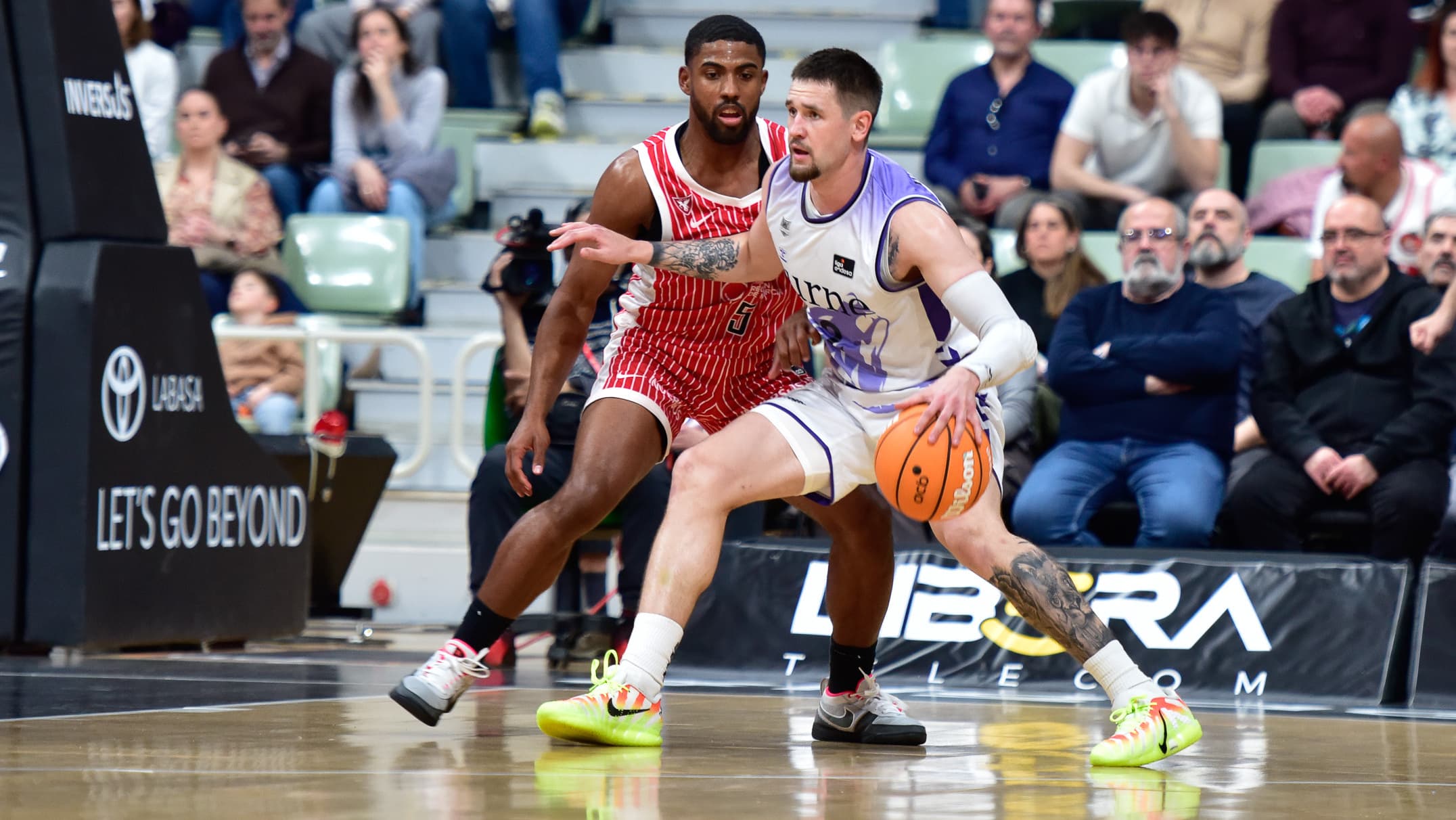 Lance de juego del partido entre UCAM Murcia y Surne Bilbao