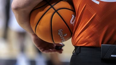 El árbitro sujeta el balón