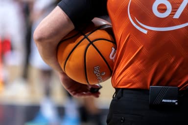 El árbitro sujeta el balón