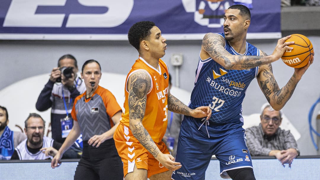 Augusto Lima postea ante la defensa rival