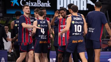 Los jugadores de Kosner Baskonia se animan entre ellos
