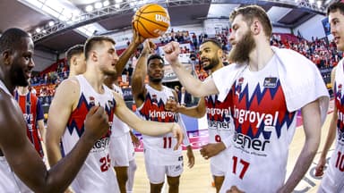 El Kosner Baskonia celebra su victoria en Manresa.