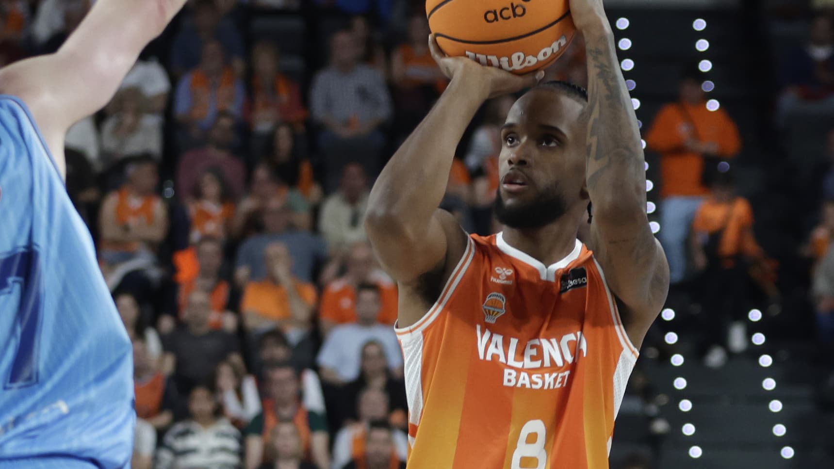 Jean Montero tira a canasta