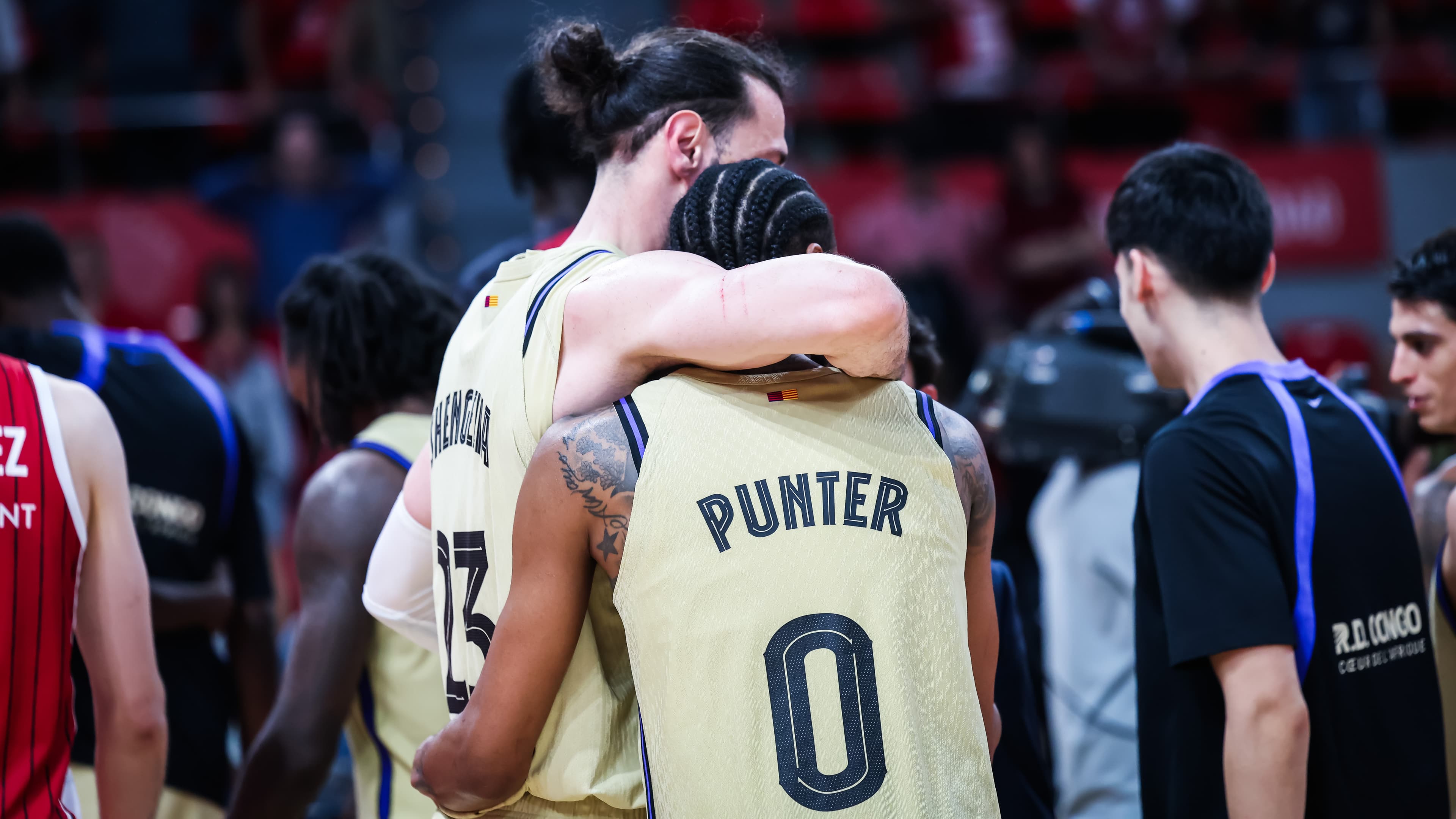 Shengelia abraza a Punter