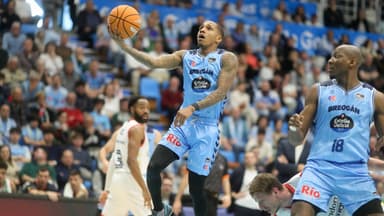 Bandeja de Dewayne Russell