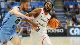 Aaron Best controla el balón