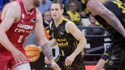 Marcelinho Huertas controla el balón