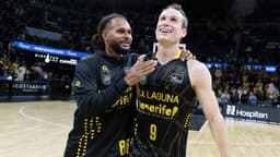 Marcelinho Huertas y Patty Mills celebran