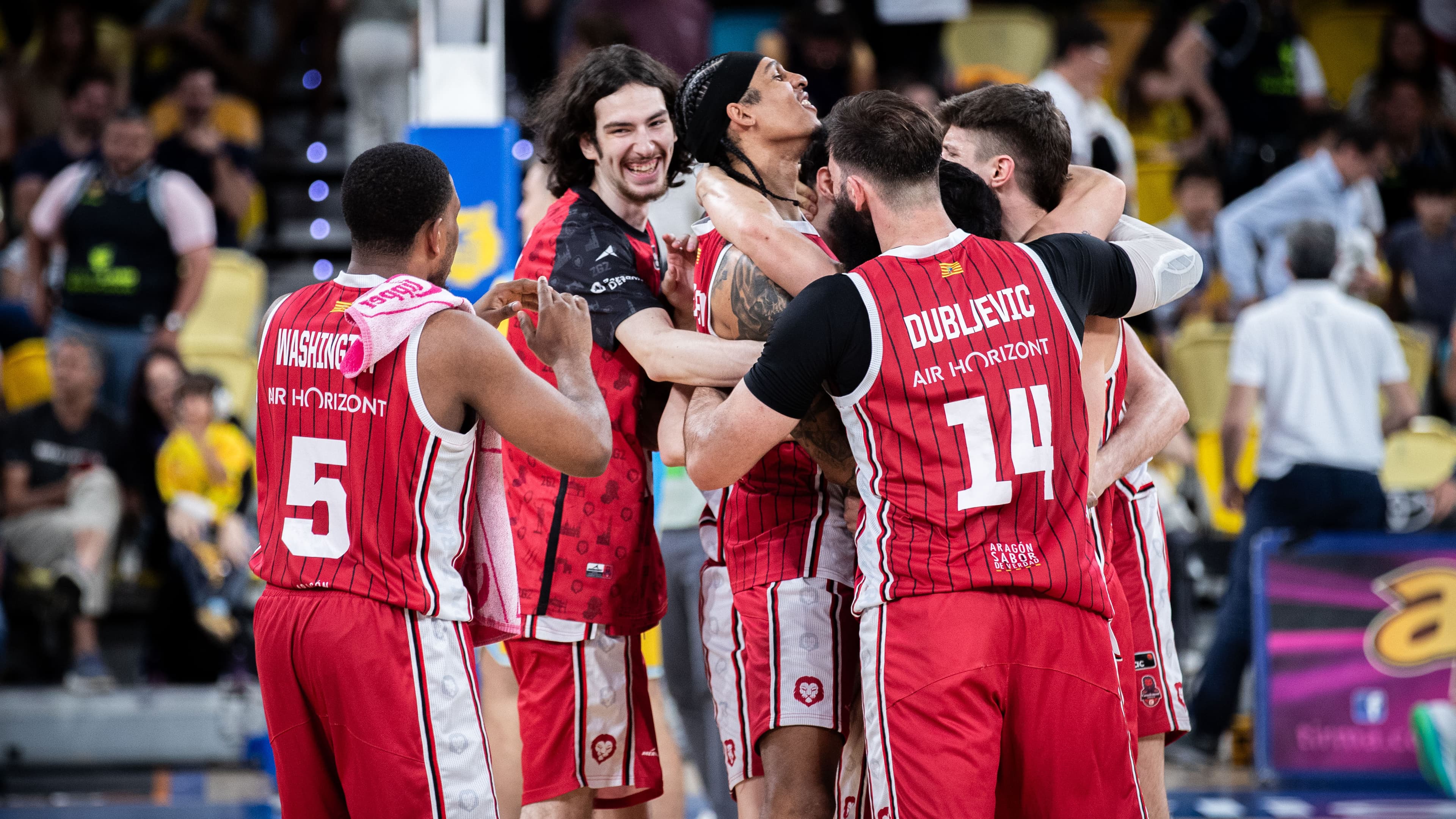 Casademont Zaragoza celebra su victoria en Gran Canaria