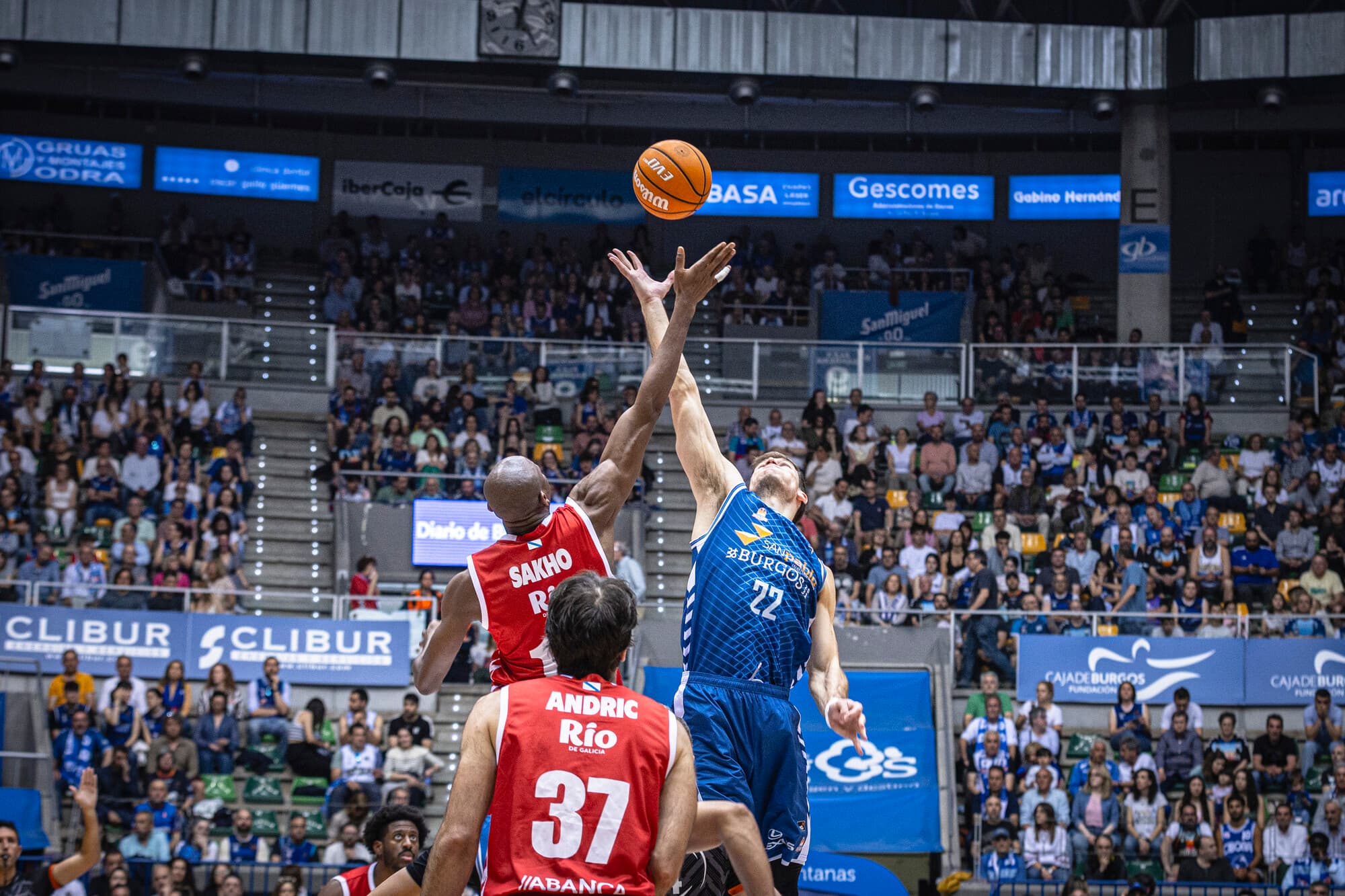 Sakho y Happ pelean por ganar el salto inicial