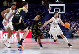 Patty Mills defiende a Sergio Llull