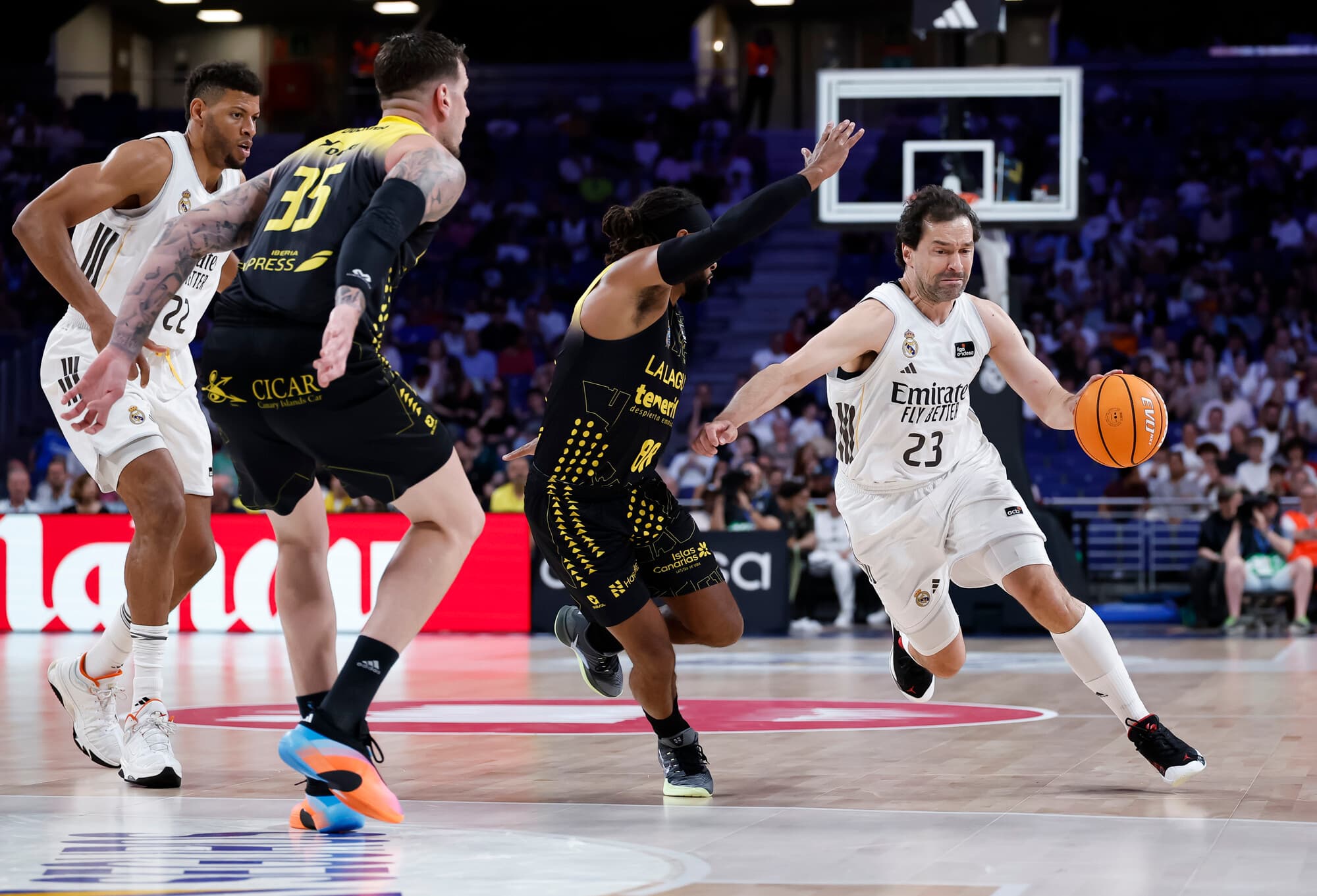 Patty Mills defiende a Sergio Llull