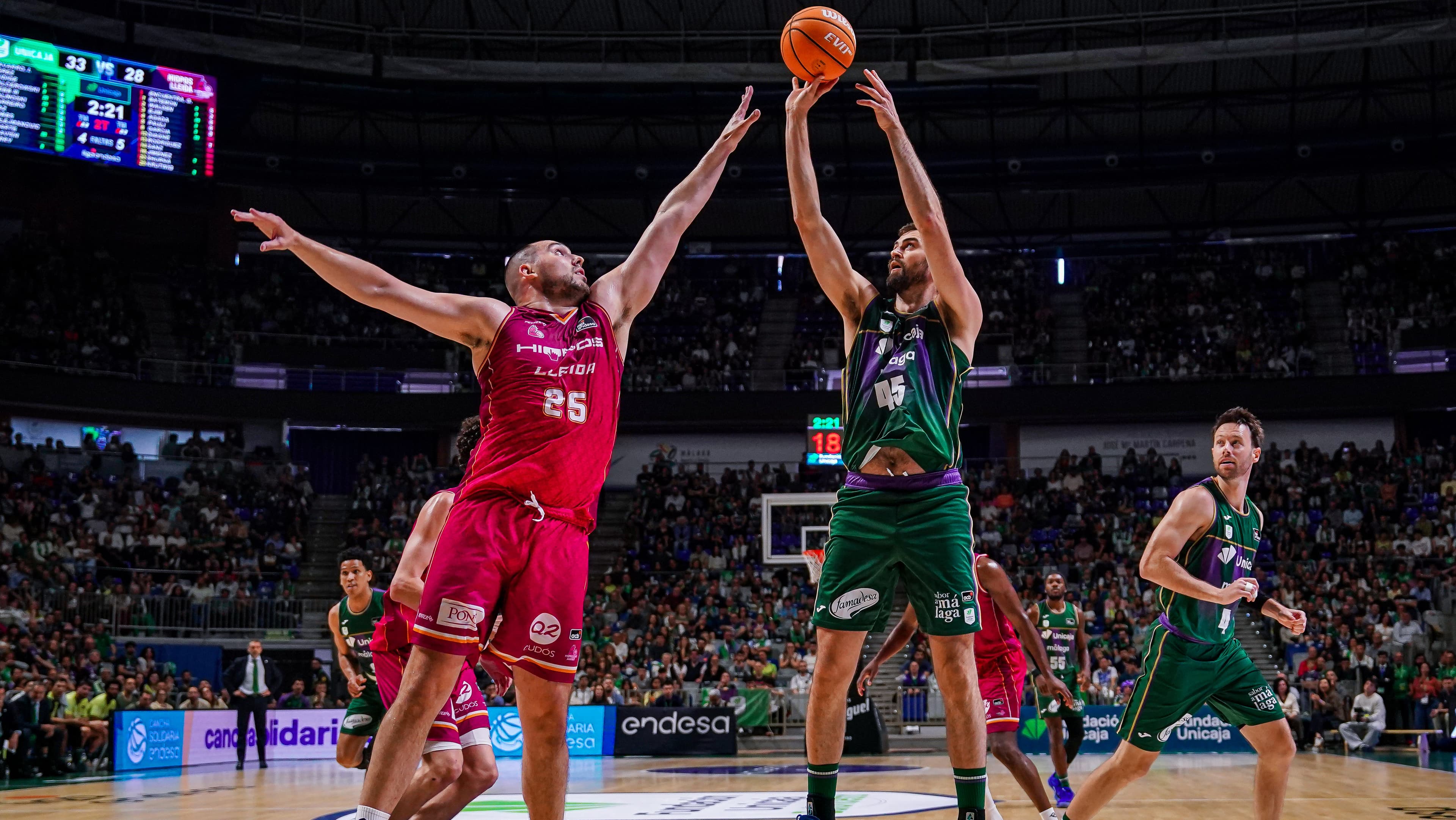 David Kravish lanza a canasta