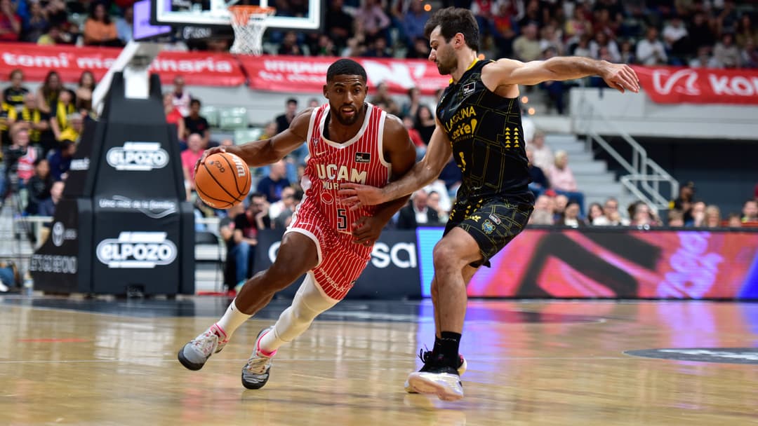 David DeJulius sube el balón