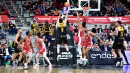 Lanzamiento a canasta de Marcelinho Huertas