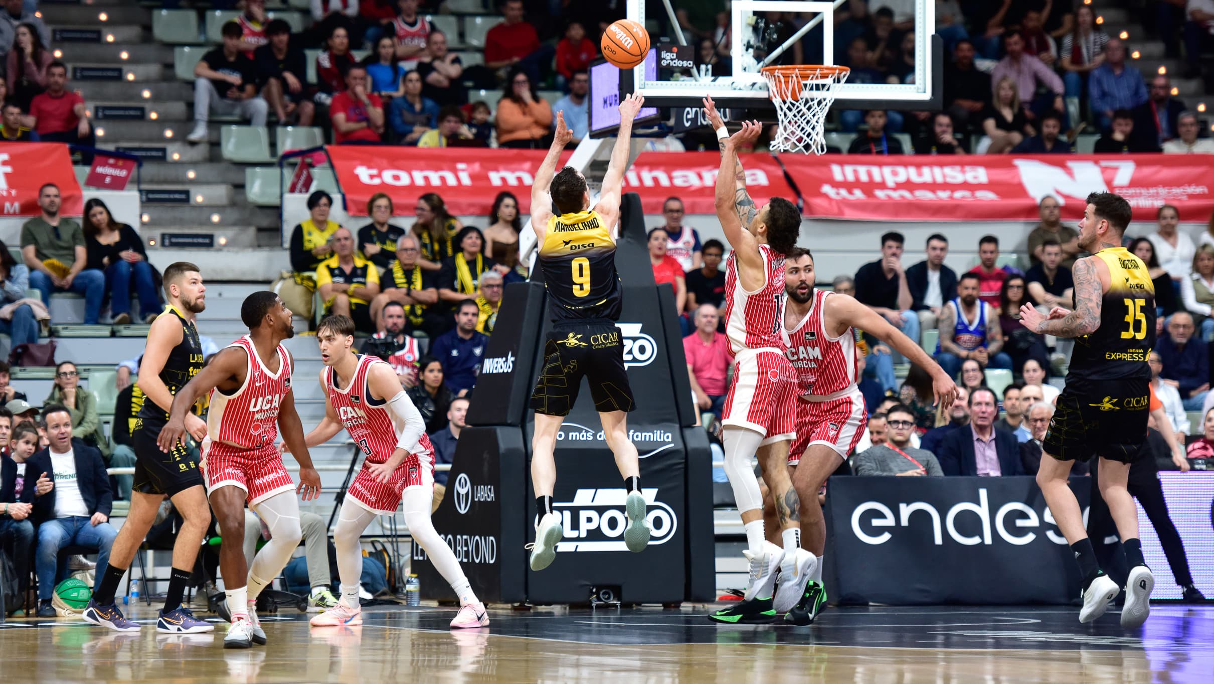Lanzamiento a canasta de Marcelinho Huertas