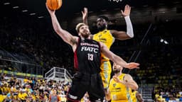 James Karnik lanza a canasta