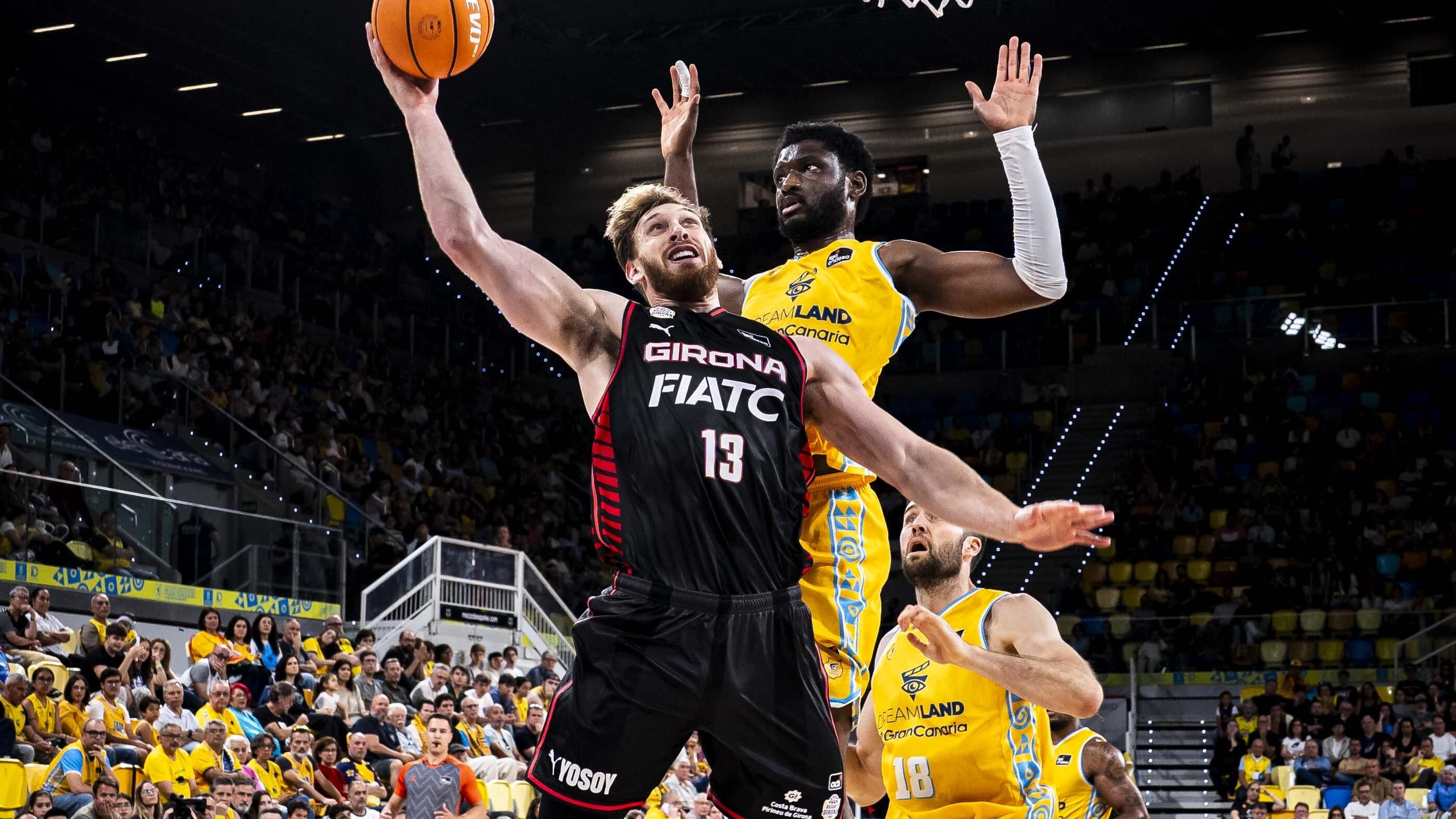 James Karnik lanza a canasta