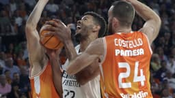 Edy Tavares busca el tiro entre la defensa