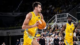 Nico Brussino corre hacia canasta