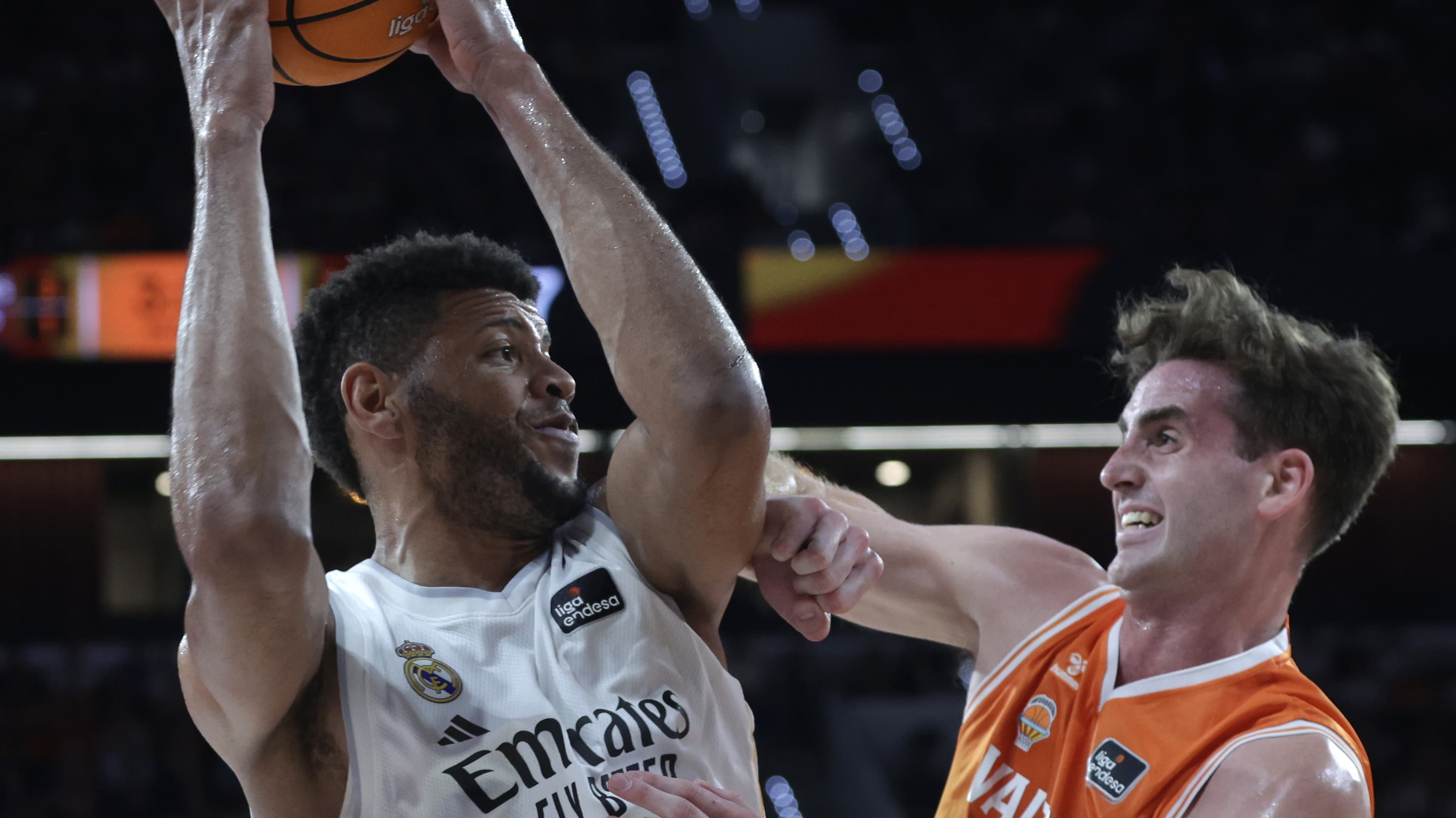Tavares fue un coloso ante el Valencia Basket.