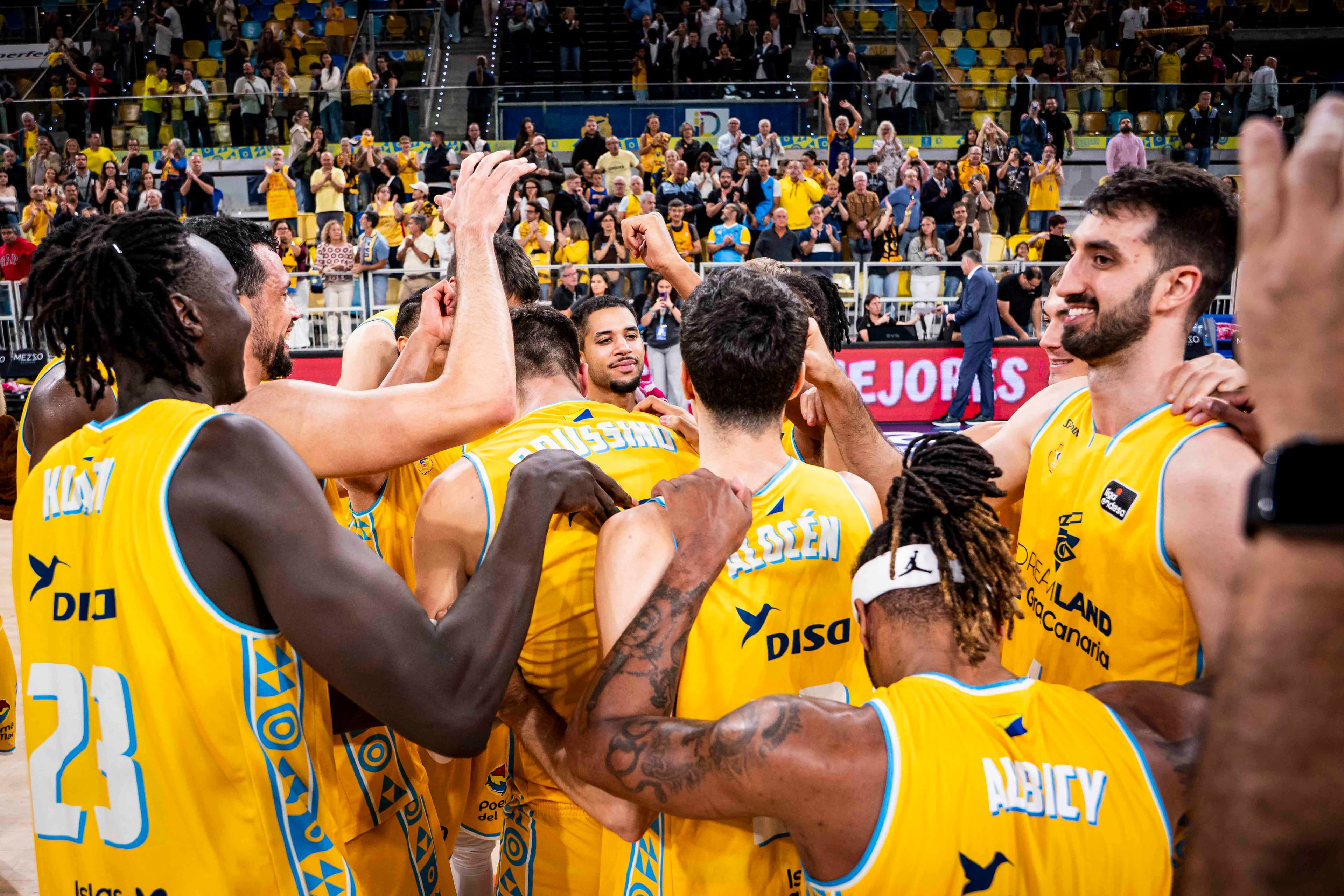 Jugadores de Dreamland Gran Canaria celebran la victoria