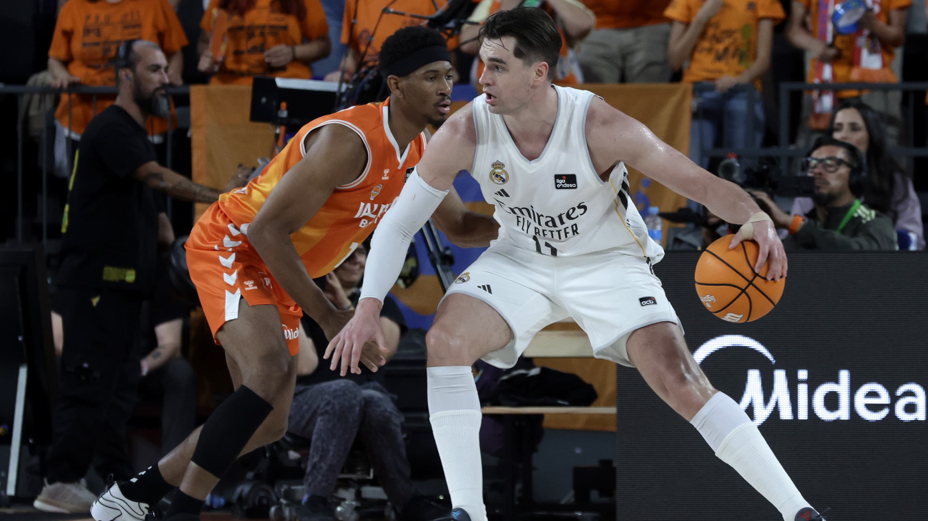 Hezonja postea ante Kam Taylor.