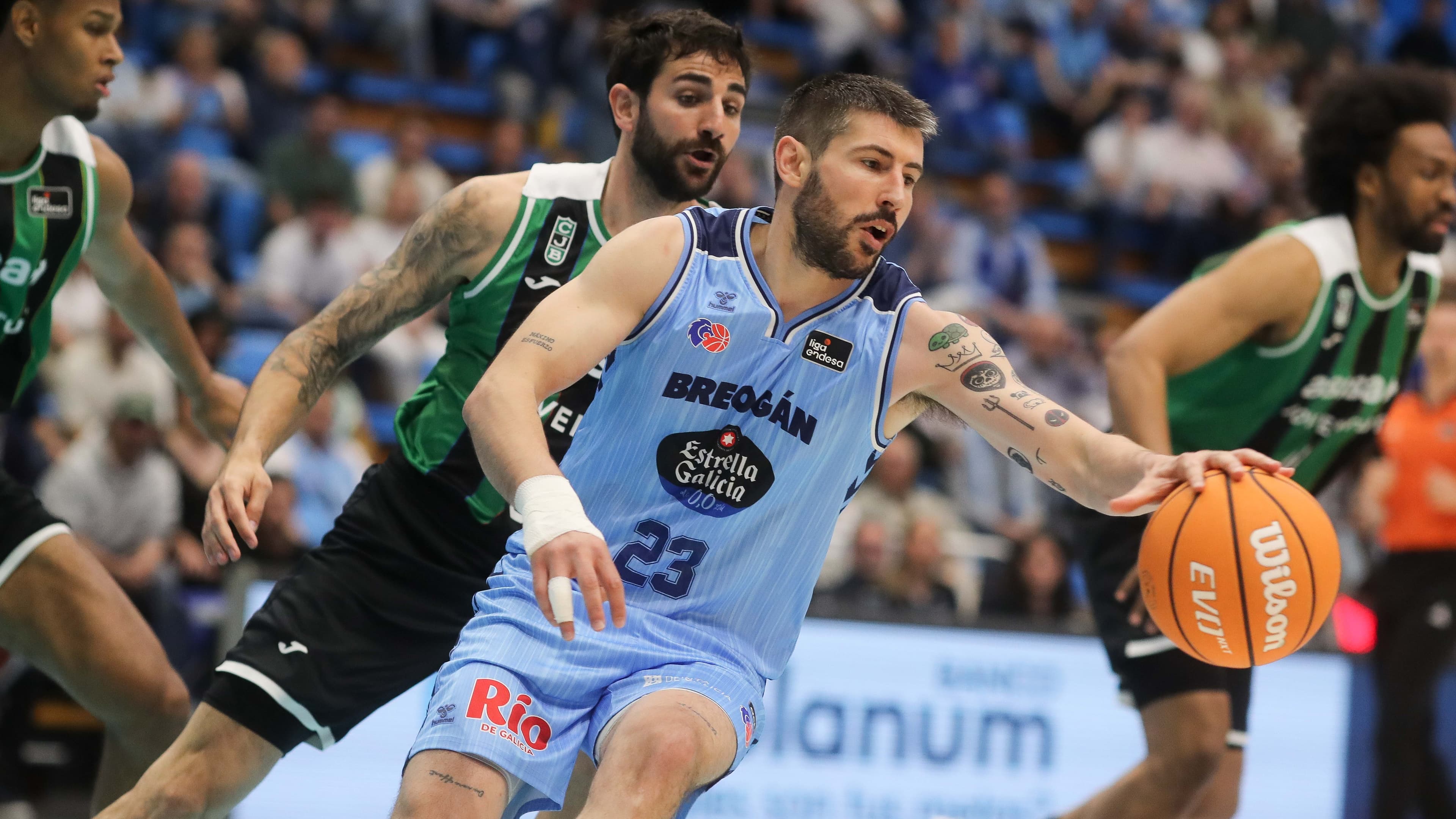 Erik Quintela pasa el balón