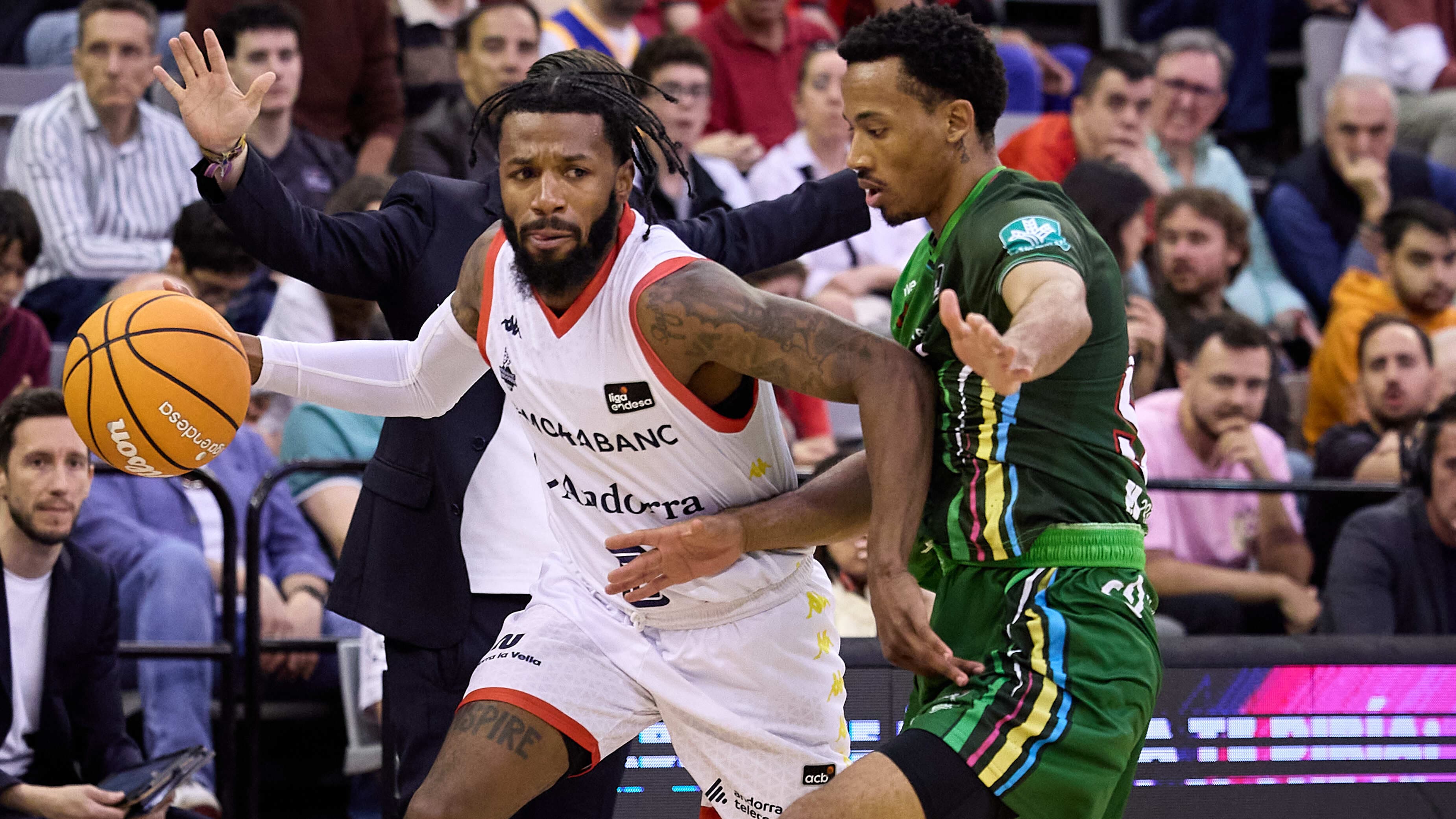 Shannon Evans controla el balón