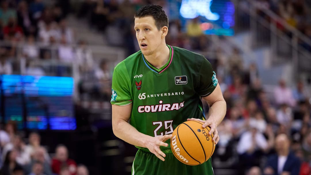 Luka Bozic con el balón
