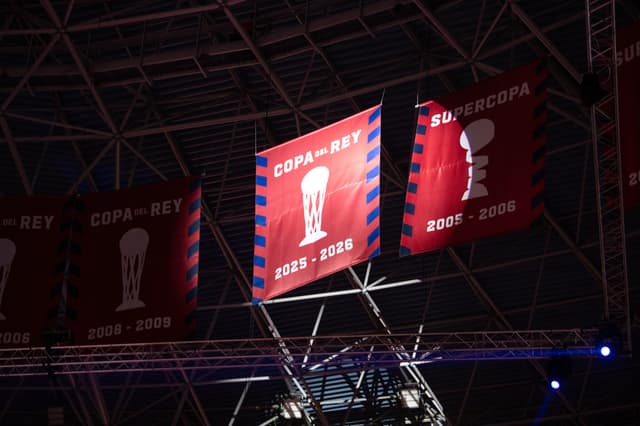 Kosner Baskonia iza la bandera de Campeón de Copa