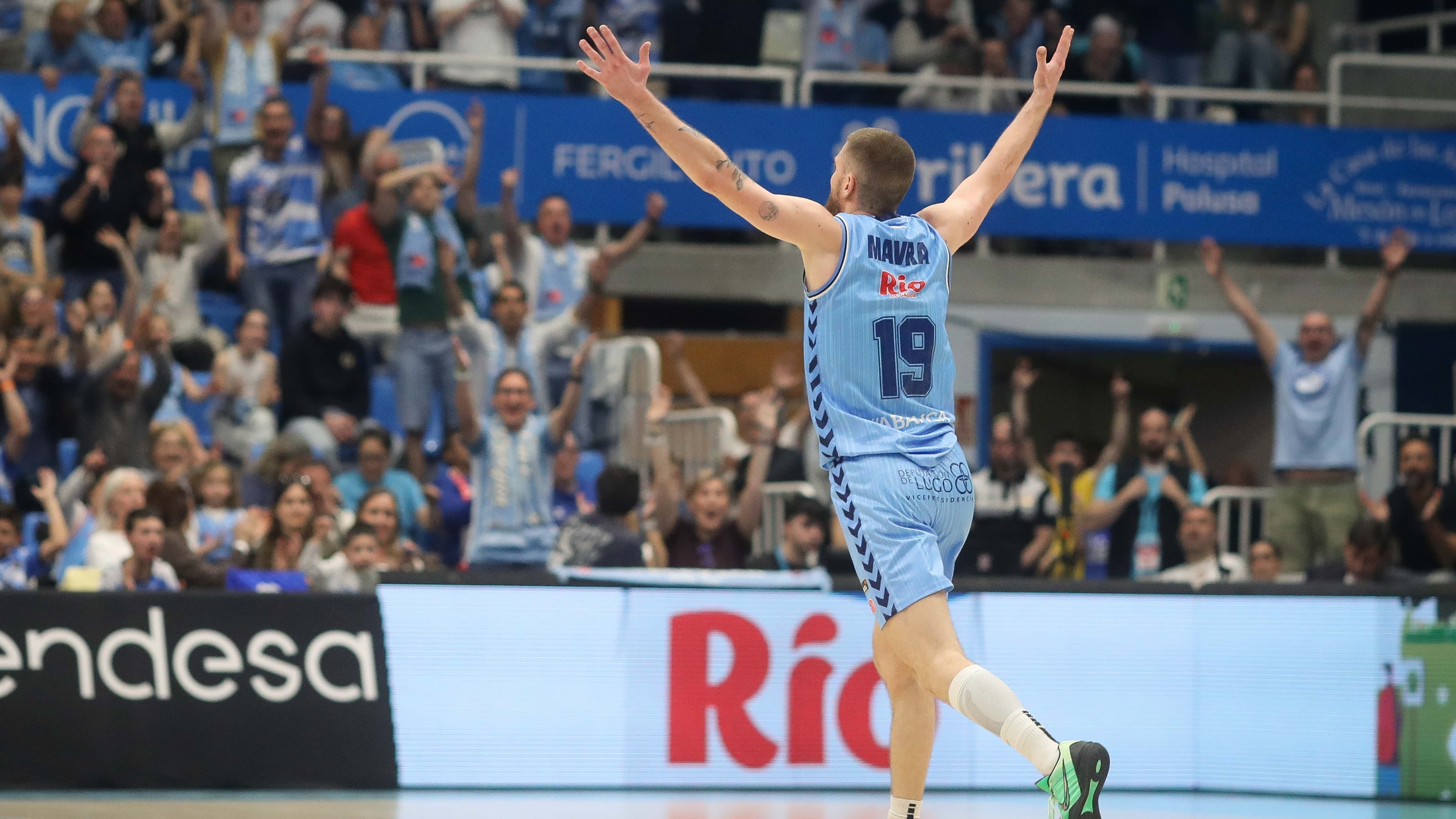 Dominik Mavra celebra la canasta