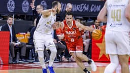 Ferran Bassas controla el balón