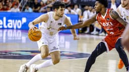 Corbalán controla el balón