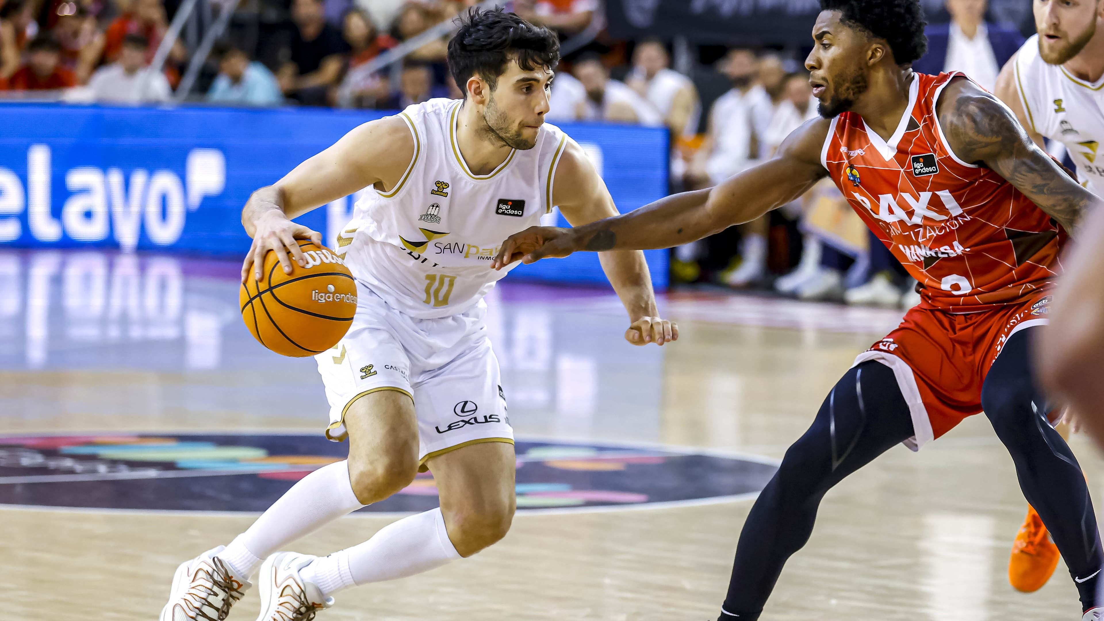 Corbalán controla el balón