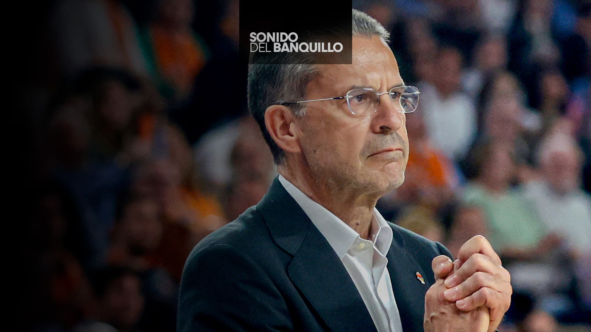 Pedro Martínez observa el juego