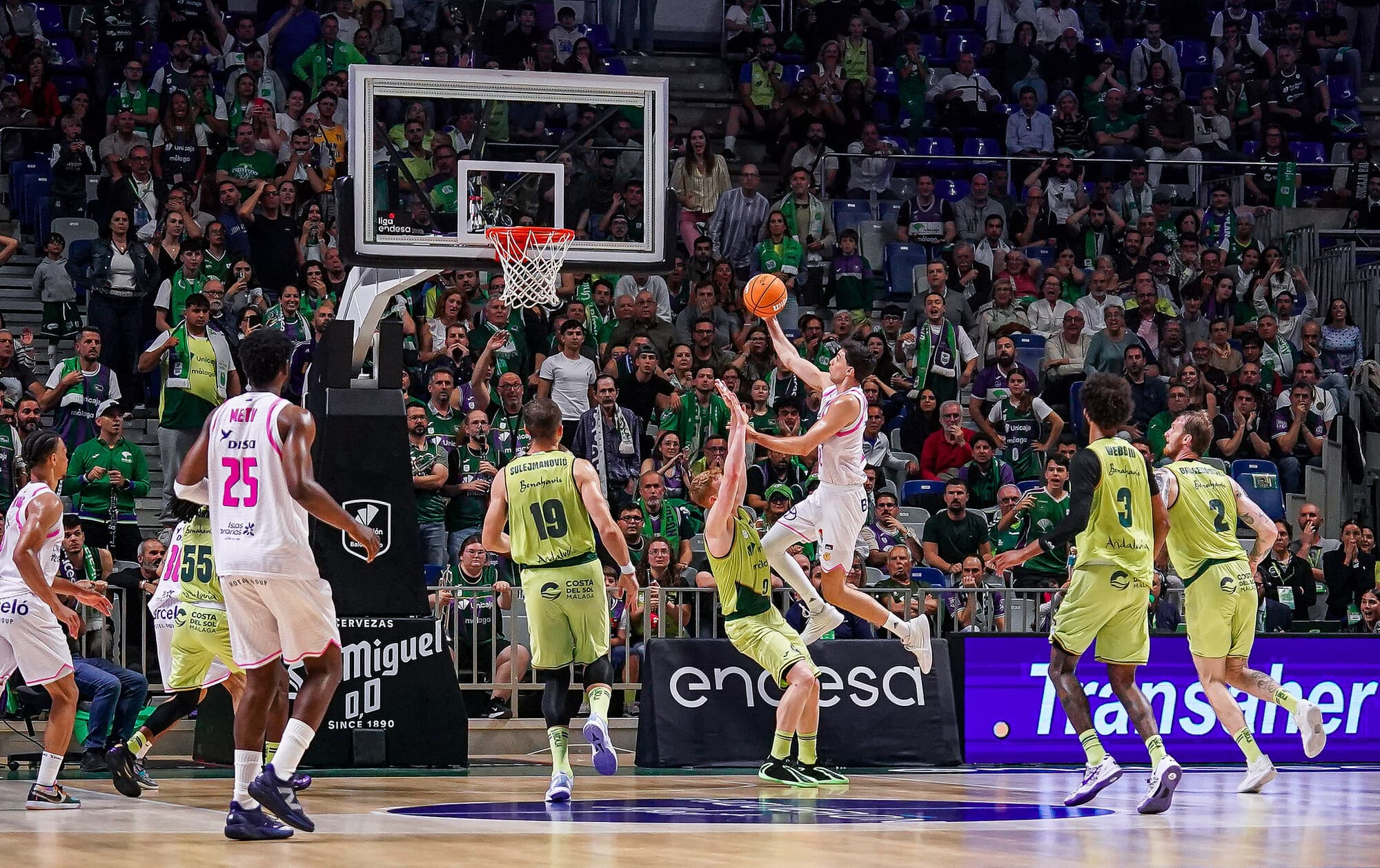 Alocén entrando al aro en la canasta decisiva ante Unicaja