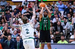Tiro a canasta de Jabari Parker