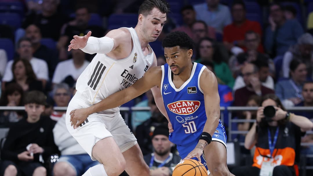 Acción de juego entre Hezonja y Hands.